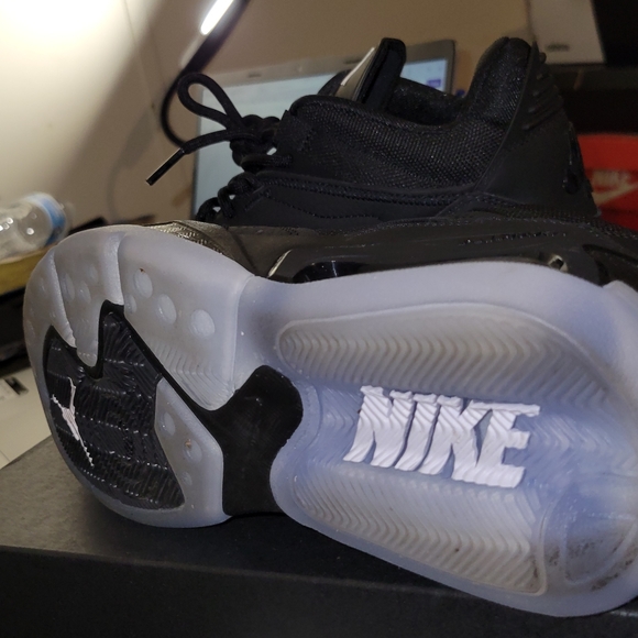 Nikes 6 Y youth Daughter wore them twice kept them on her shelf most of the time - Picture 5 of 5